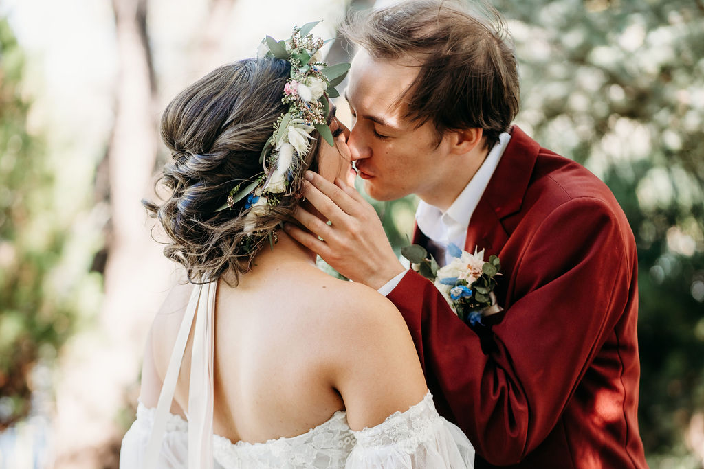 bride and groom kissing, bride and groom fist look, flower crown