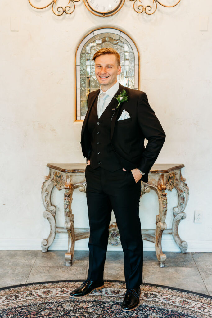 groom portriat, groom in black tux white tie
