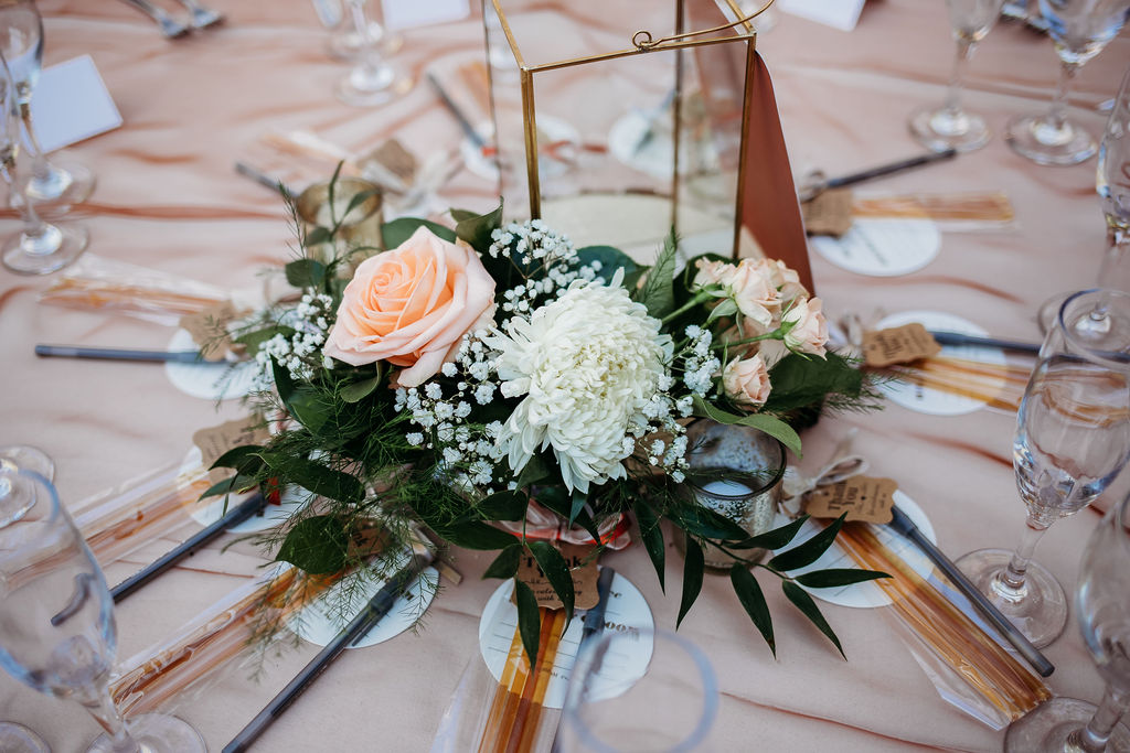 Peach roses and baby breaths, wedding centerpiece
