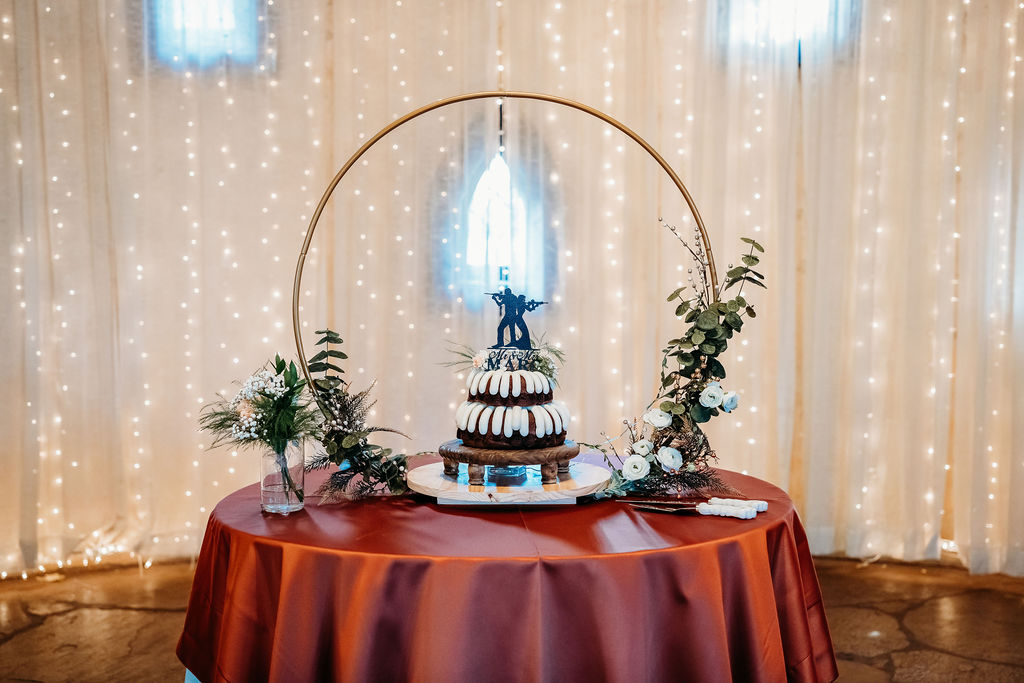 nothing bundt wedding cake, wedding cake table decor