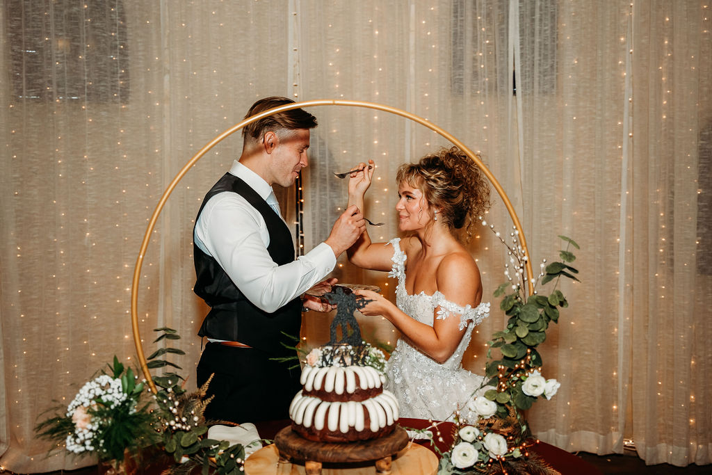 wedding cake, gold ring cake table decor