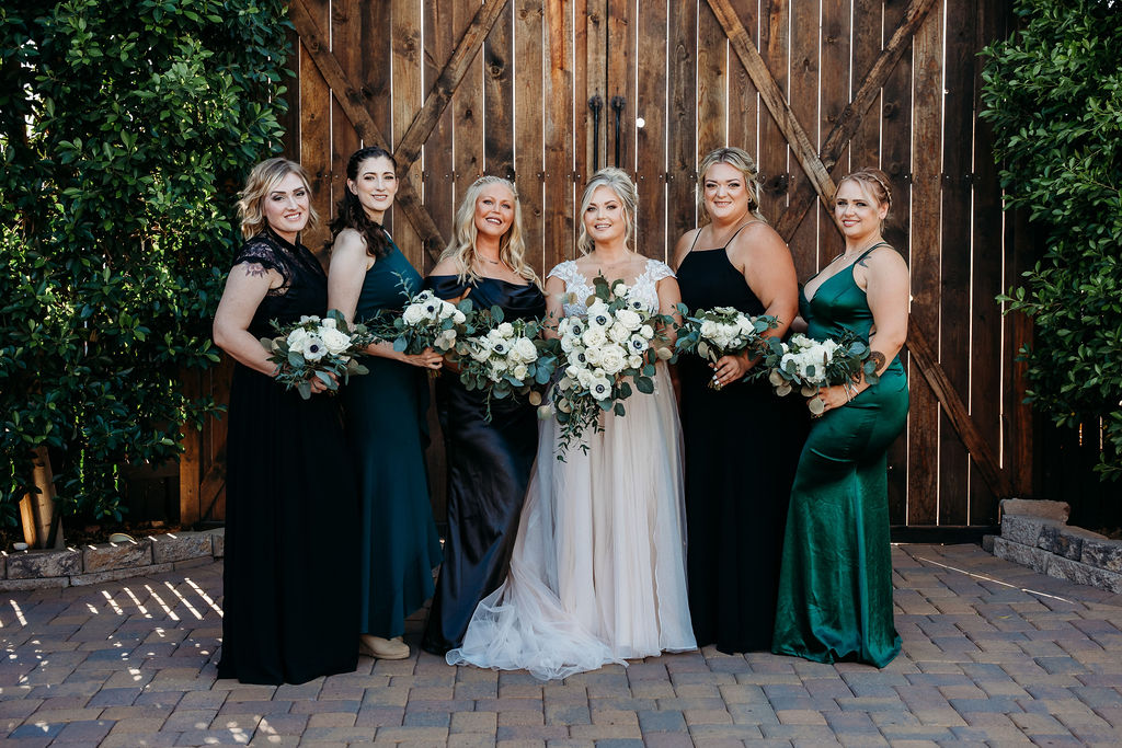 venue at chilleens, arizona wedding photographer, wedding party photos, white poppy bouquet, emerald bridesmaid dresses