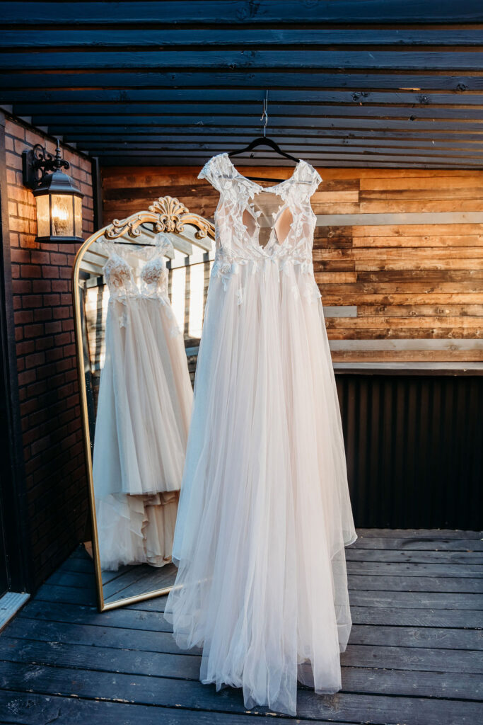 venue at chilleens, arizona wedding photographer, wedding details, wedding dress