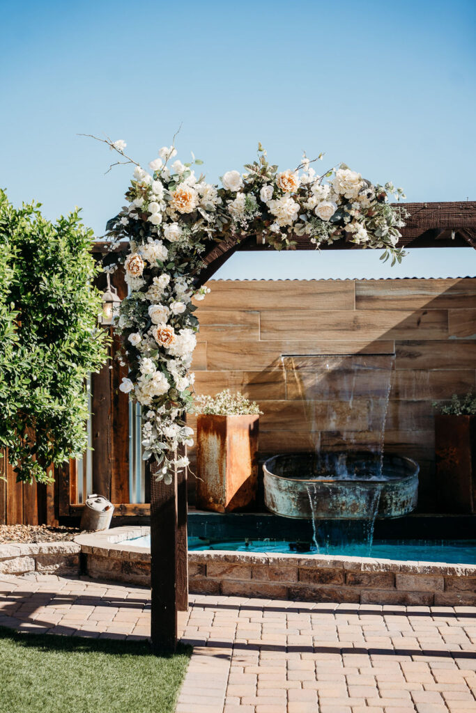 venue the chilleens, arizona wedding photographer, wedding details, wedding alter, white roses