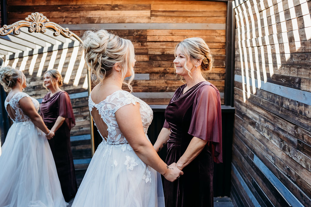 venue at chilleens, arizona wedding photographer, bride getting ready with mom