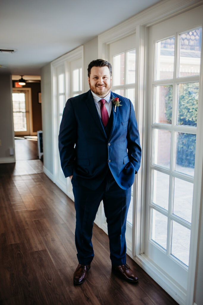 Groom in navy blue suite and maroon tie. Arizona Wedding photographer.