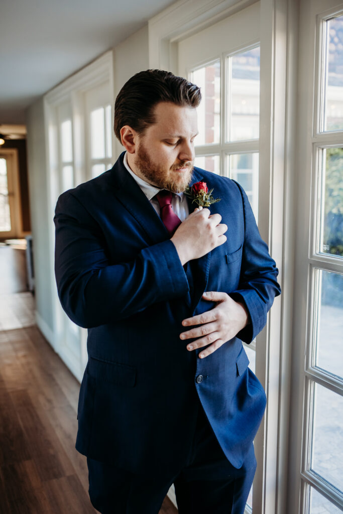 Groom in navy blue suite and maroon tie. Arizona Wedding photographer.