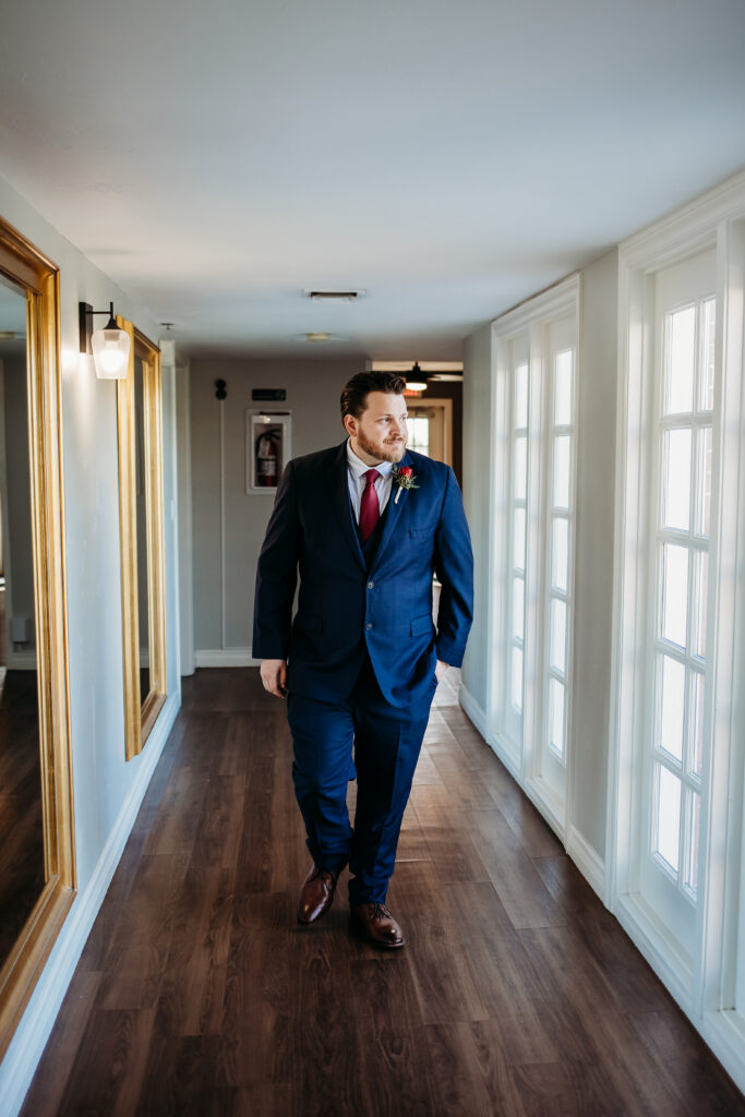 Groom in navy blue suite and maroon tie. Arizona Wedding photographer.