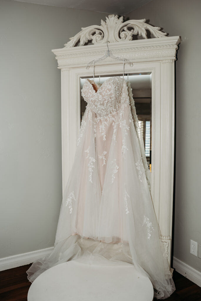 Wedding dress, sweetheart neckline and delicate puff shoulder sleeves with intricate leaf details.