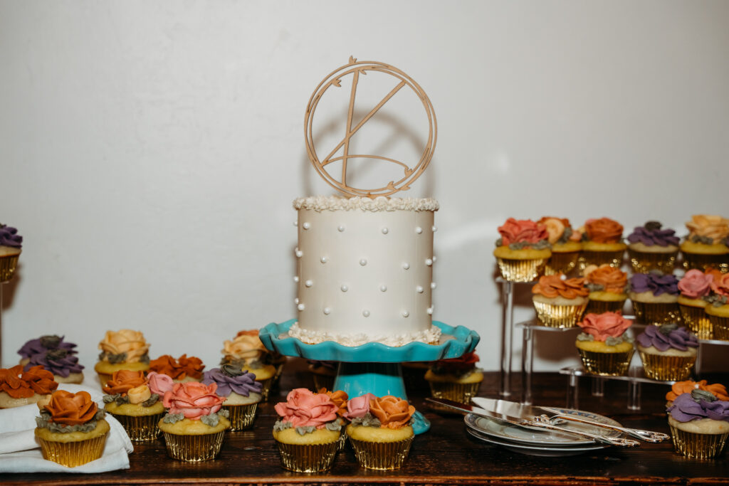 rose icing cupcakes, wedding details, arizona wedding photographer