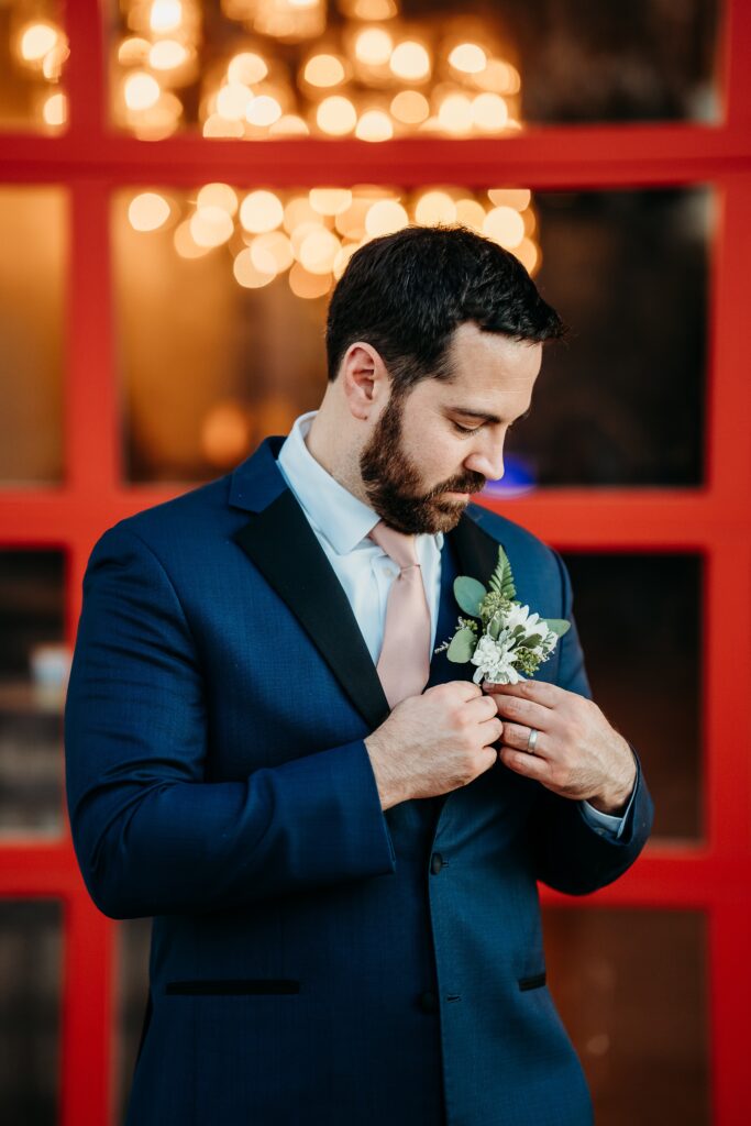 groom posing ideas, groom in navy blue tux with blush tie