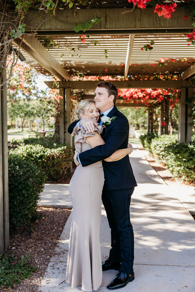 Trending first look ideas, first look with mother of the groom, mother of the bride in lavender dress